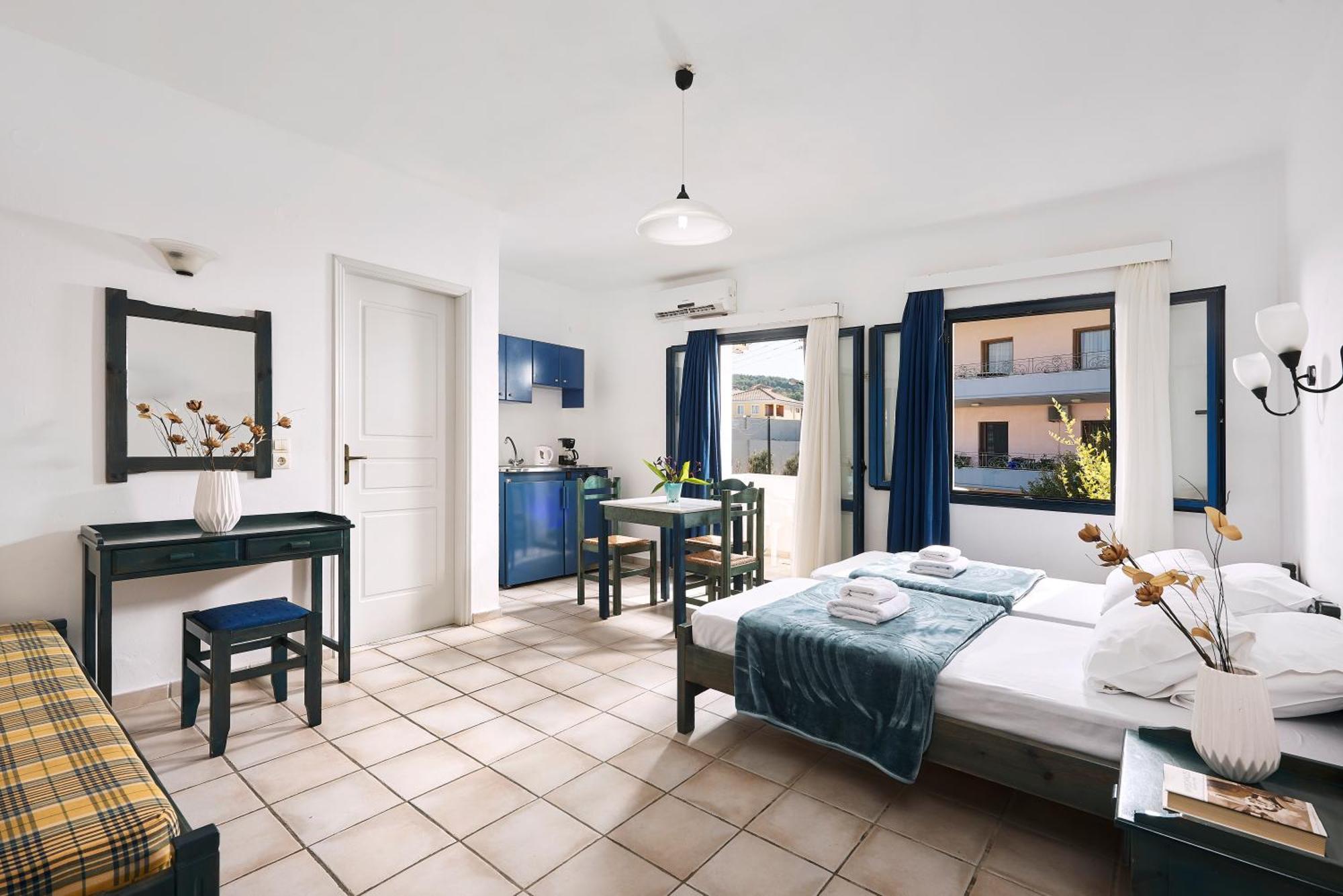 Eva Suites & Apartments Agia Marina Rum bild